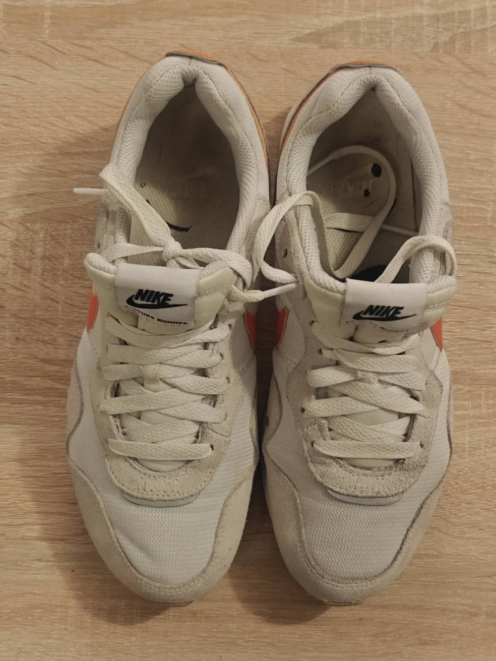 Nike Venture Runner Women’s 7.5 White Rush Orange Suede Retro Sneakers